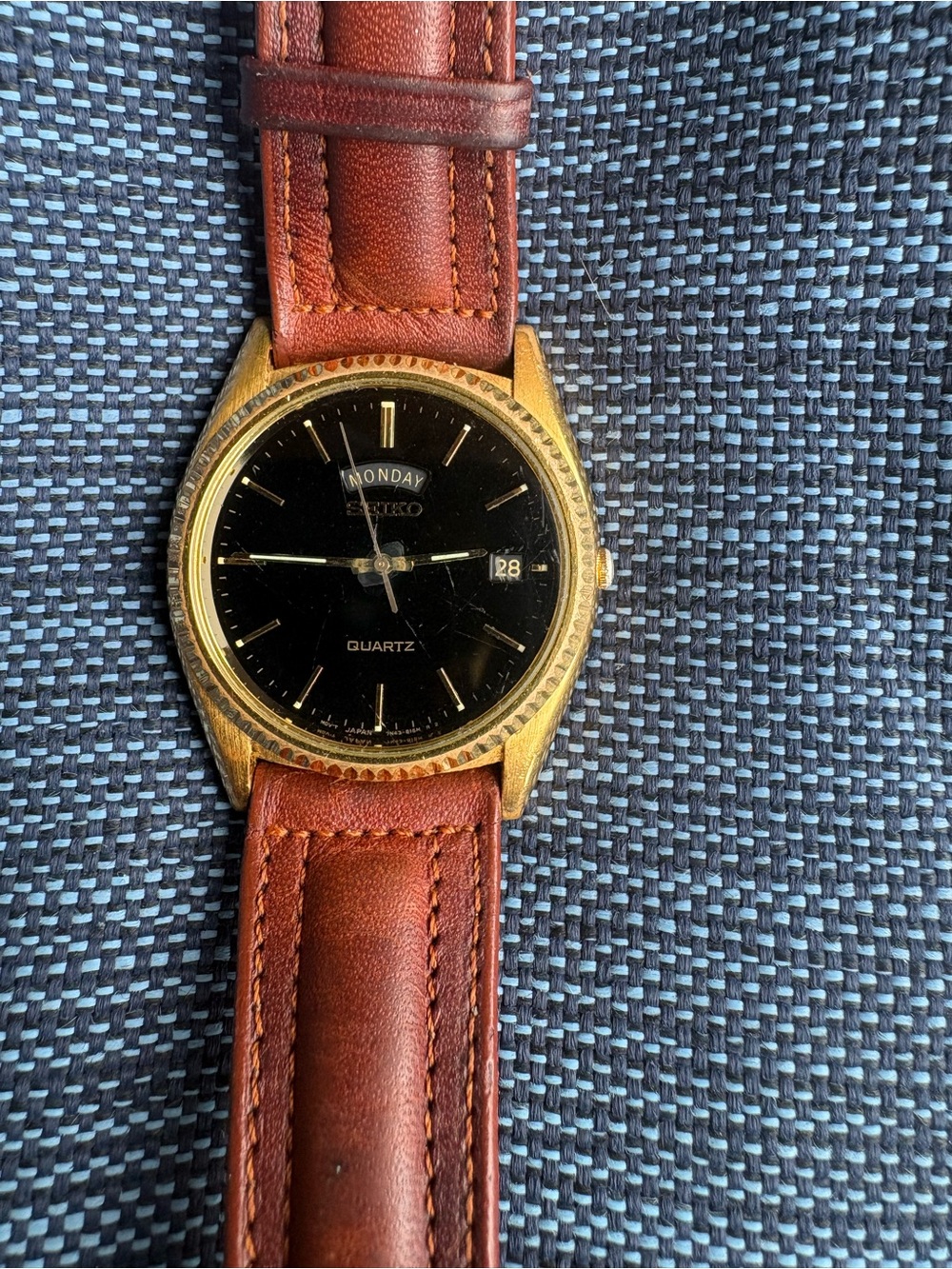 Vintage Seiko Day-Date Quartz (Ref. 7N43-8111) – Gold Tone / Black Dial - Picture 10 of 11